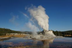 USA-Yellowstone-Geysir-Regenbogen-Spiegelung