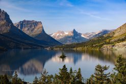 USA-Glacier-Nationalpark-Montana-See-Insel-Fotoreise-Reise-und-Bild