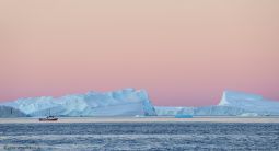 Am-Eqi-Gletscher-Eisberg-im-Morgenrot-Groenland-Fotoreise