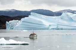 Eisberg-und-Boot-Diskobucht-Groenland